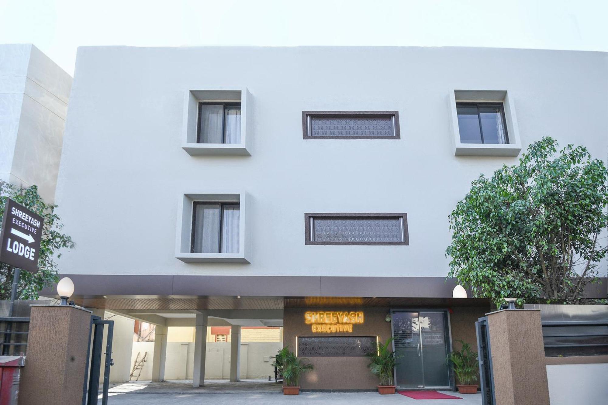 Oyo Flagship Hotel Shreeyash Executive Mangvadi Exterior foto